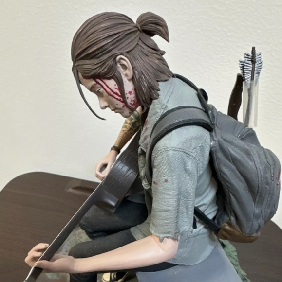 The Last Of Us Part 2 ELLIE Statue from Collector's Edition - New collectible - Picture 9 of 10